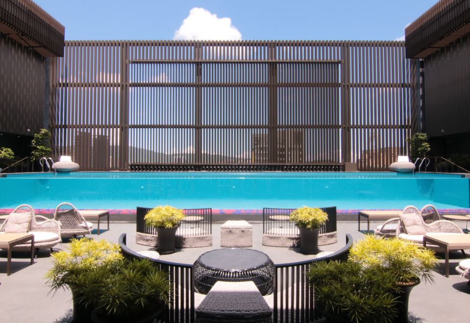 สระว่ายน้ำบนดาดฟ้า H2O Hotel Kaohsiung น้ำสีฟ้า เก้าอี้ Pool ล้อมรอบ วิวเมือง