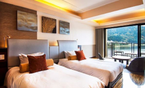 ห้องพัก The Kukuna สไตล์โมเดิร์น twin bed วิวทะเลสาบคาวากุจิผ่านกระจกบานใหญ่