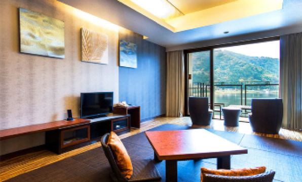 ห้อง Japanese-Western suite ของ The Kukuna ระเบียงส่วนตัว วิวทะเลสาบและภูเขา