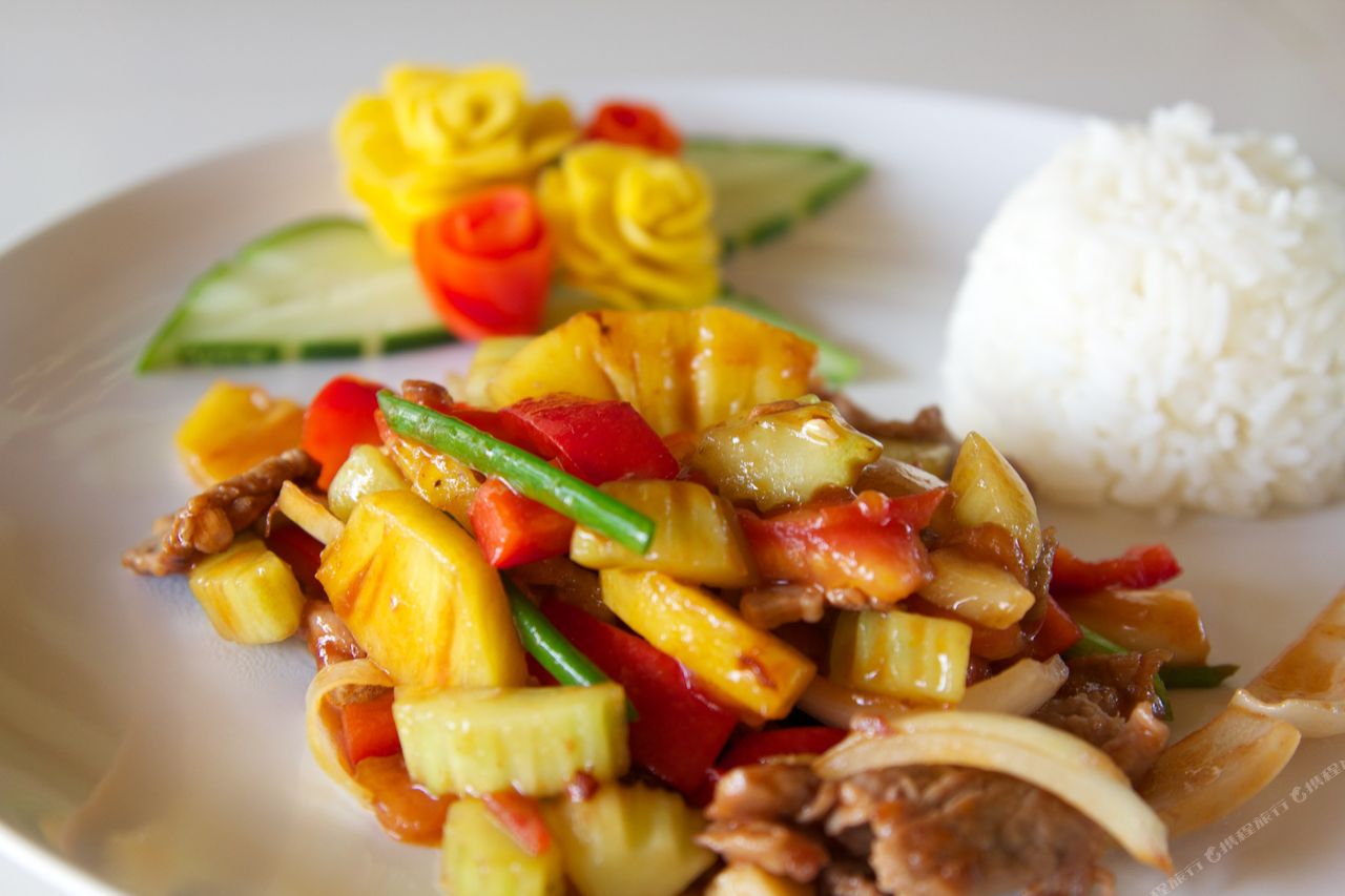 จานอาหารไทยสไตล์ Pearl Restaurant — ผัดเปรี้ยวหวานกับข้าว เสิร์ฟที่รีสอร์ท