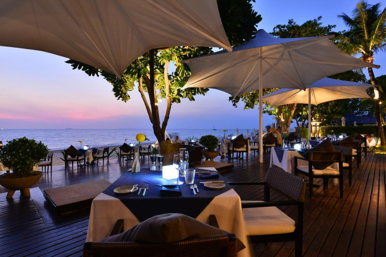 ร้านอาหารริมหาด SeaSky ช่วงพระอาทิตย์ตก โต๊ะริมทะเลพร้อมโคมไฟ