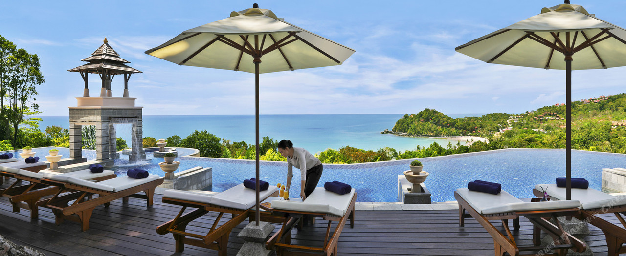 สระ infinity บนเนินวิวอ่าวกันเตียง เก้าอี้ผ้าใบและร่มสีขาวที่ Pimalai เกาะลันตา