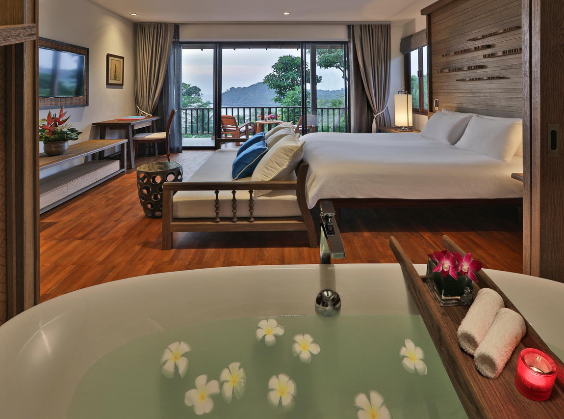 ห้อง Bayfront Deluxe พร้อมอ่างอาบน้ำและระเบียงวิวป่าเขียวที่ Pimalai