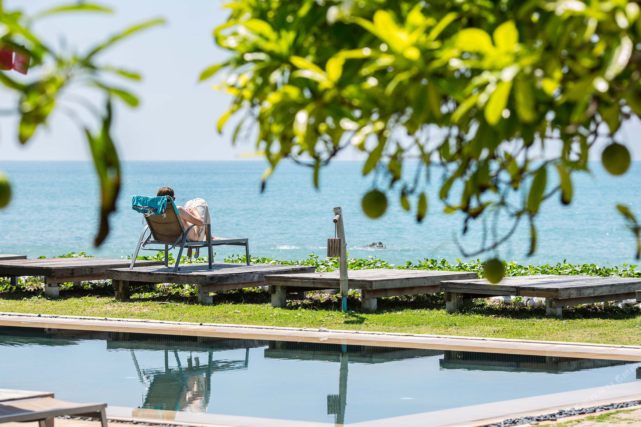 สระว่ายน้ำ infinity ฝั่งพระอาทิตย์ตกวิวทะเลอันดามันที่ SriLanta Resort เกาะลันตา