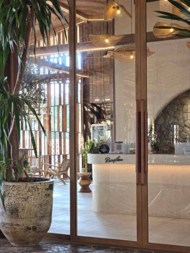ล็อบบี้และเคาน์เตอร์ต้อนรับ Cocohut Village ตกแต่งด้วยไม้และหิน