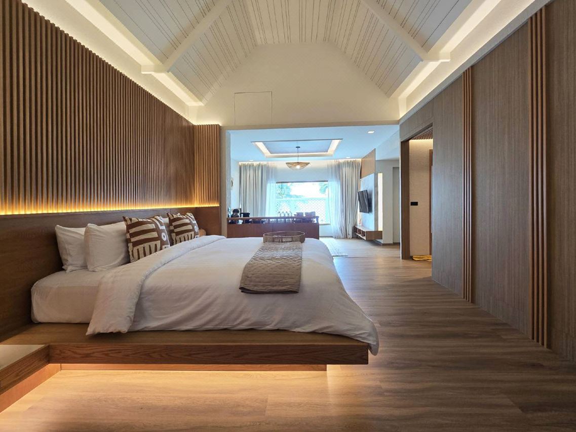 ห้องสวีทรีโนเวตใหม่ของ Milky Bay Resort เพดานจั่วสูงตกแต่งไม้