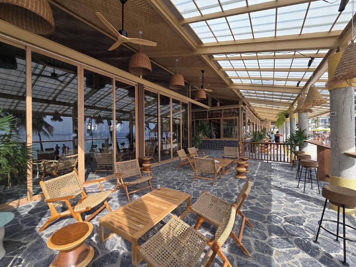 ร้านอาหารริมหาดของ Milky Bay Resort เก้าอี้หวายมองเห็นทะเล