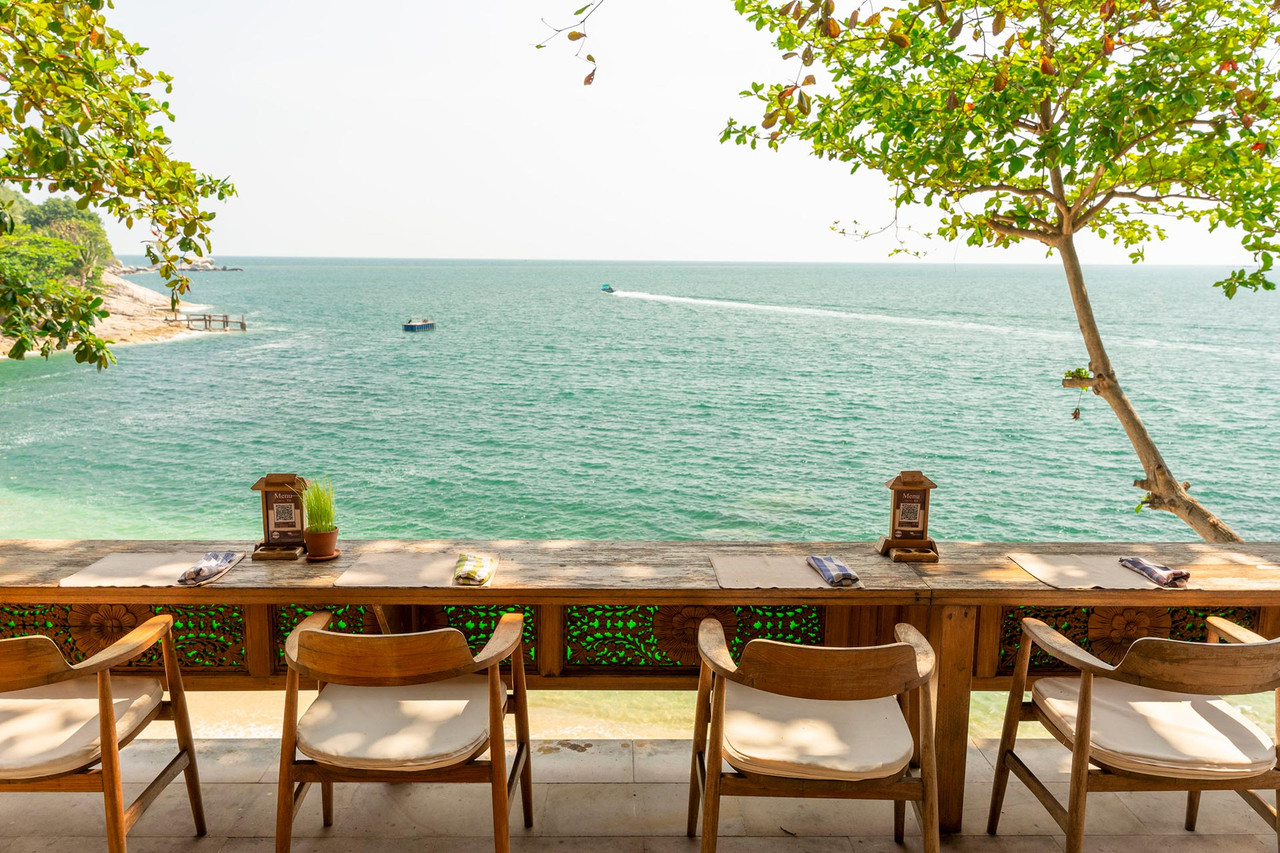 เคาน์เตอร์ By The Sea ริมหาด มองเห็นทะเลสีเขียวมรกต