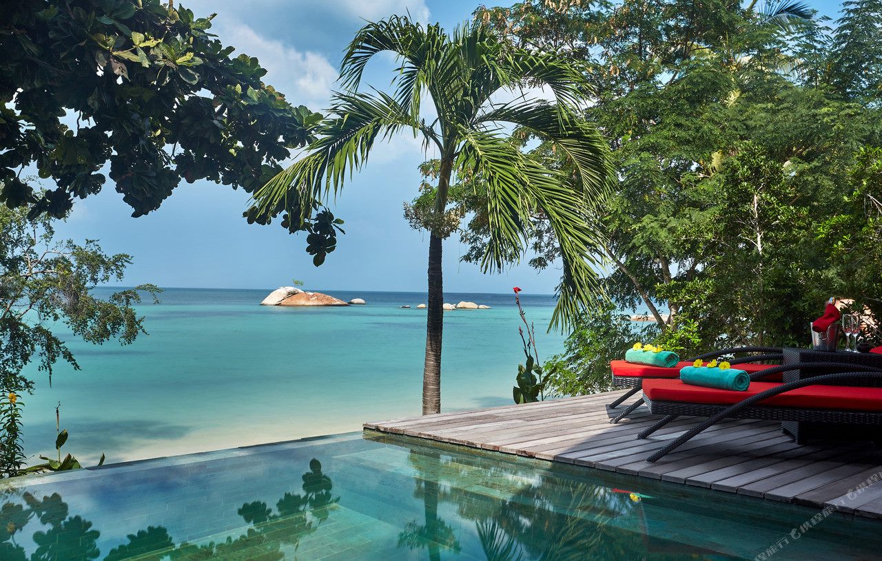 สระส่วนตัวของวิลล่า Kupu Kupu Phangan มองเห็นทะเลและก้อนหินกลางน้ำ