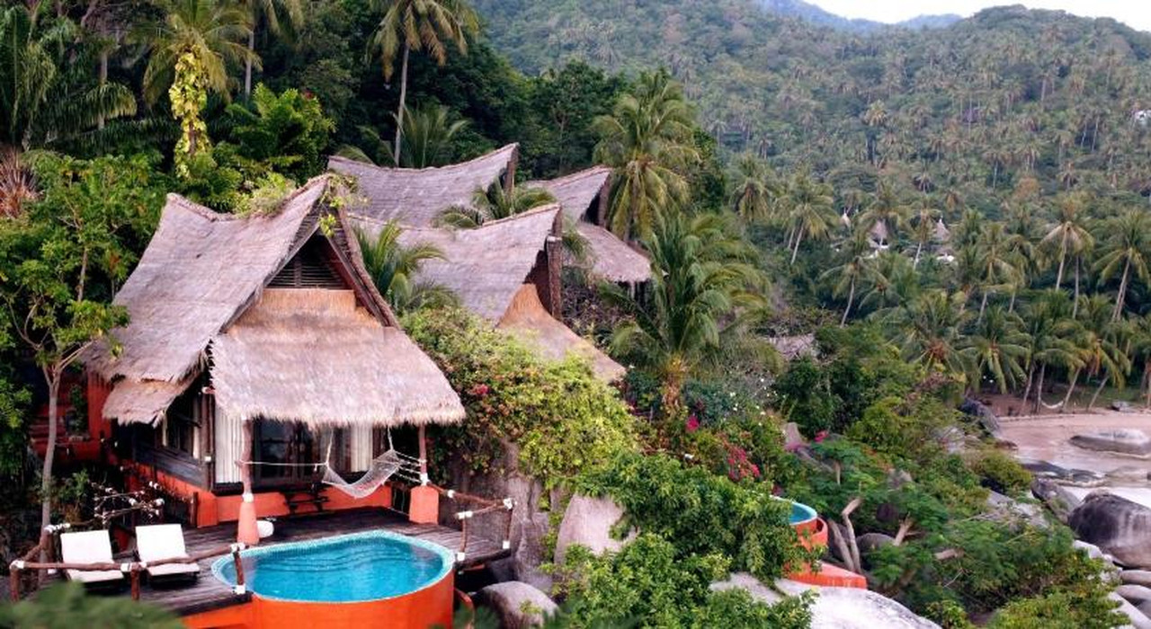 วิลล่าหลังคาจากพร้อมสระจากุซซี่ส่วนตัวบนเนินเขา มองเห็นหาดด้านล่าง Koh Tao Cabana