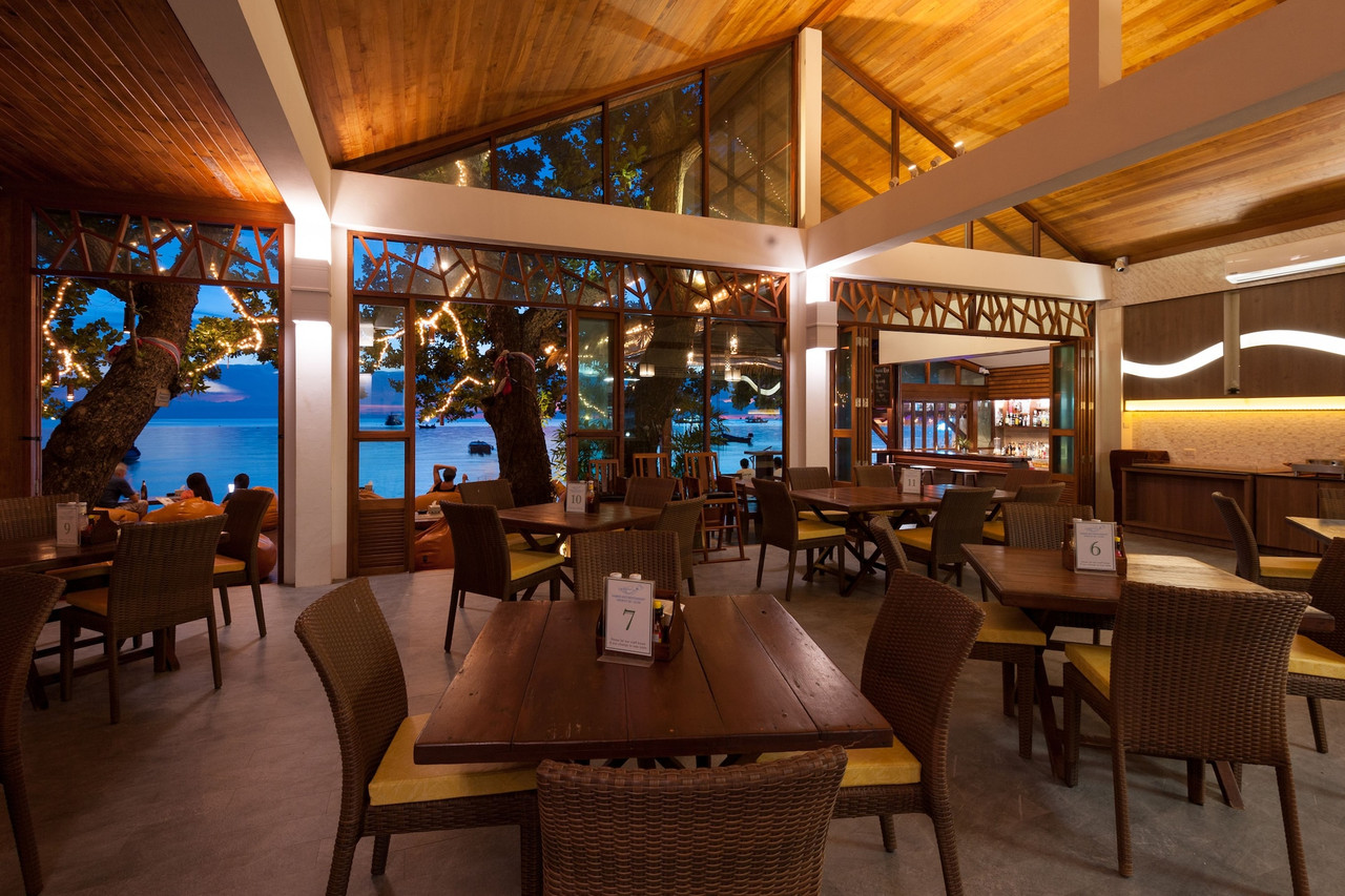 ร้านอาหาร Sairee Hut Restaurant & BBQ เพดานไม้สูง เปิดโล่งสู่ทะเล