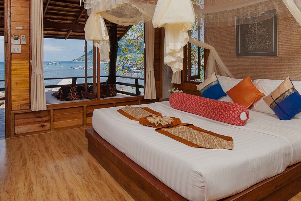 ห้องบังกะโล Romantic Sea View เตียงไม้มุ้งขาว วิวอ่าวแม่หาด Sensi Paradise