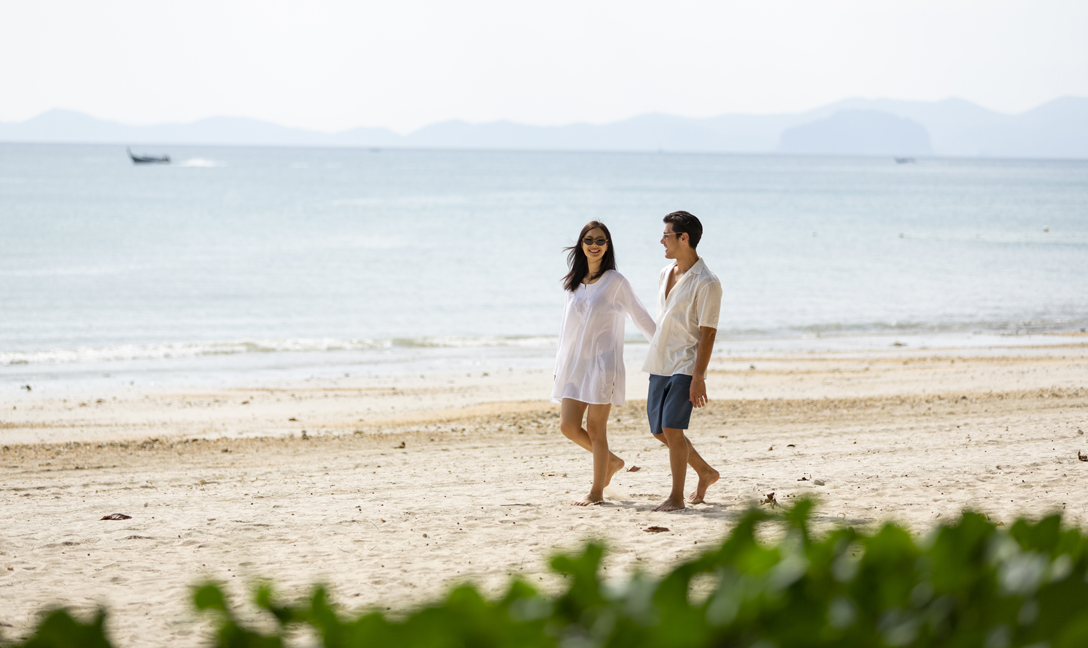 หาดคลองม่วงทรายขาว มองเห็นเขาหินปูนกระบี่ไกลๆ