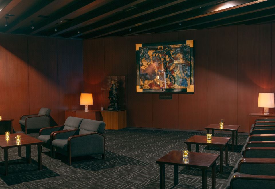 บาร์และเลานจ์ Kumamoto Hotel Castle — เฟอร์นิเจอร์คลาสสิกและงานศิลปะบนผนัง