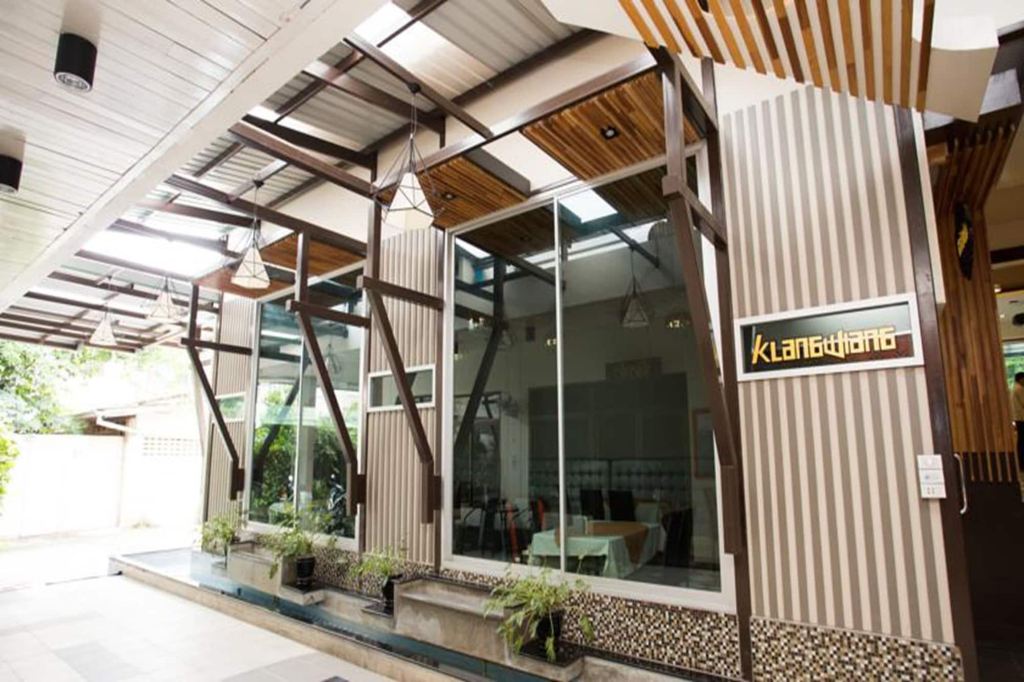 ร้านอาหาร Klang Wiang กระจกใสด้านหน้าโรงแรม