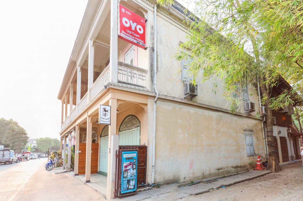 มุมตึกโคโลเนียลของ Old Town Boutique Hostel บนถนนตลาดเก่าลำปาง