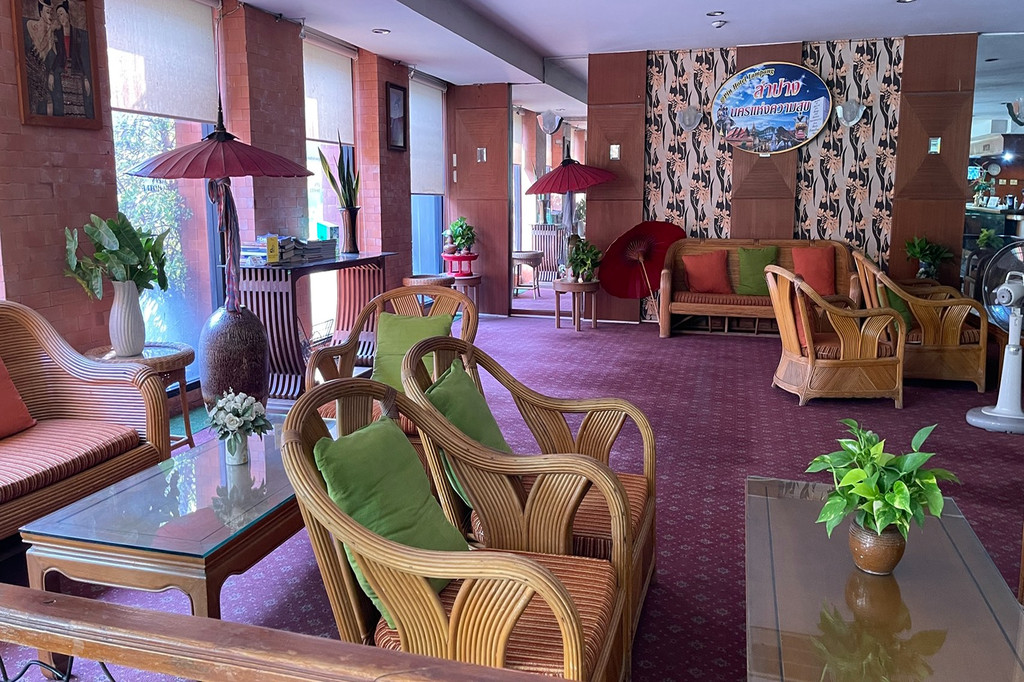 ล็อบบี้ไม้สไตล์ Lanna ของ Pin Hotel ลำปาง