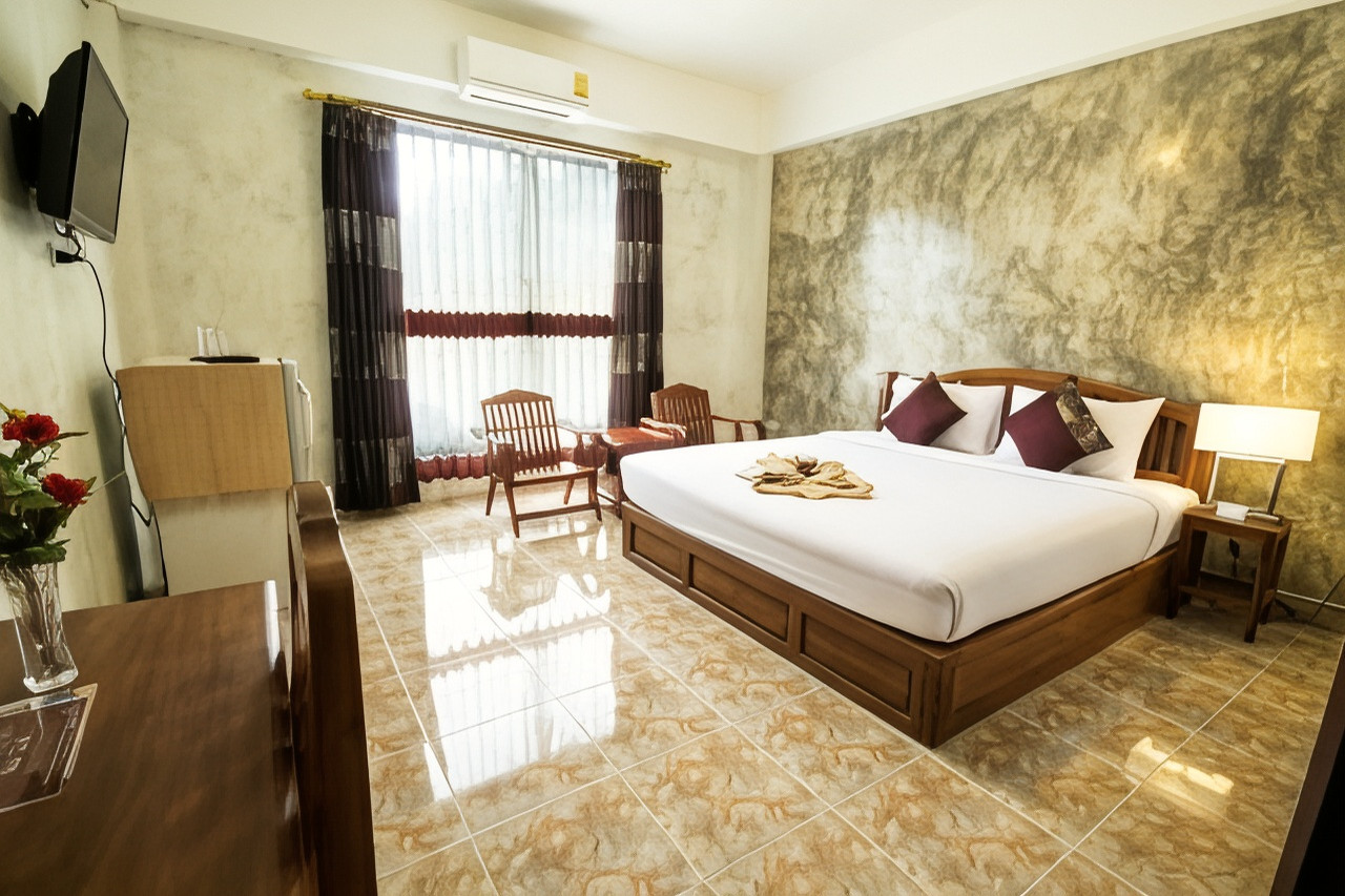 ห้องพักกว้างของ Resort At Lampang เตียงใหญ่ พื้นกระเบื้องเงา