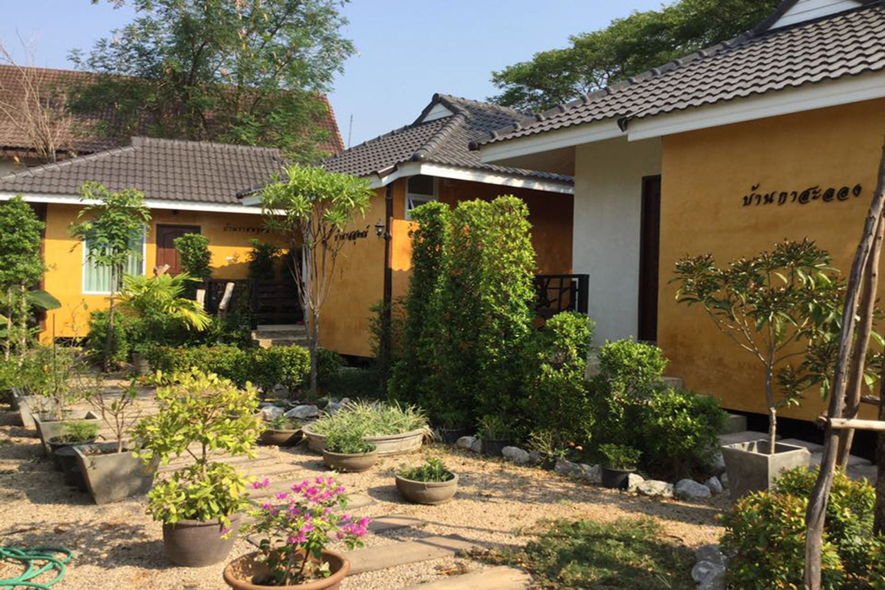 โซนบ้านพักชั้นเดียวในสวน ผนังสีเหลืองอำพัน