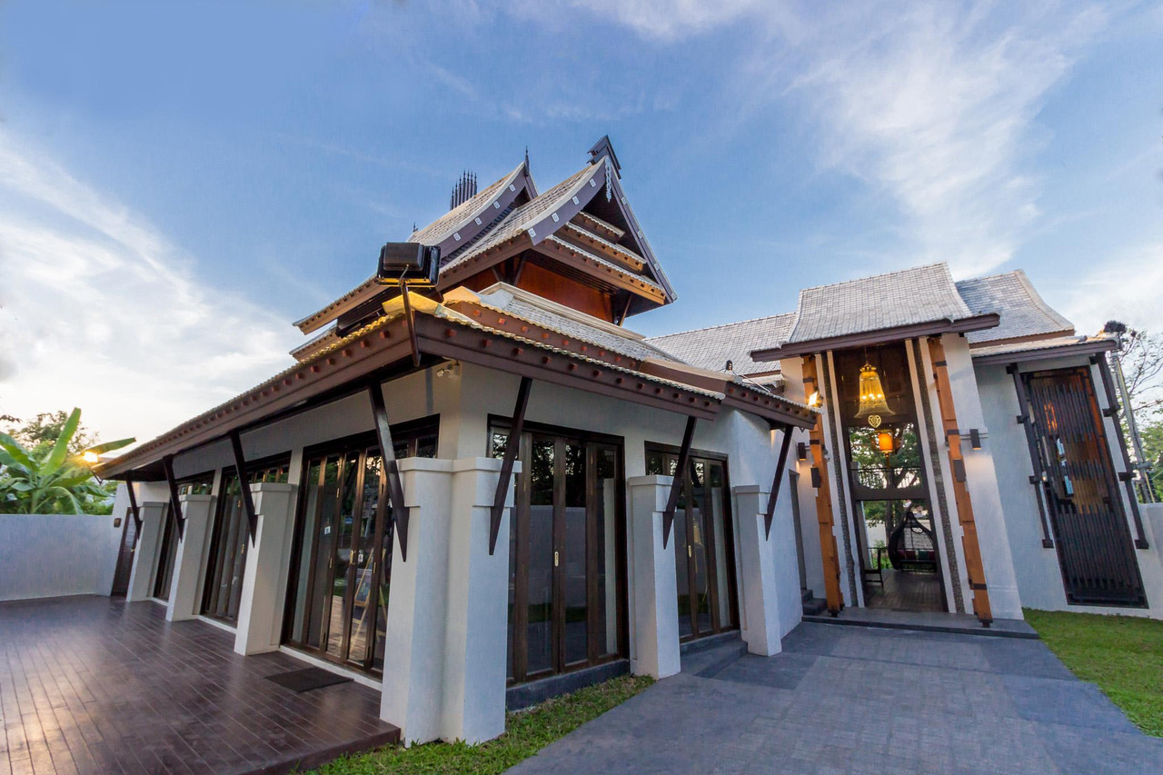 หน้าจั่วเรือนไม้สักสไตล์ Lanna พร้อมโคมไฟทางเข้า Jamadevi