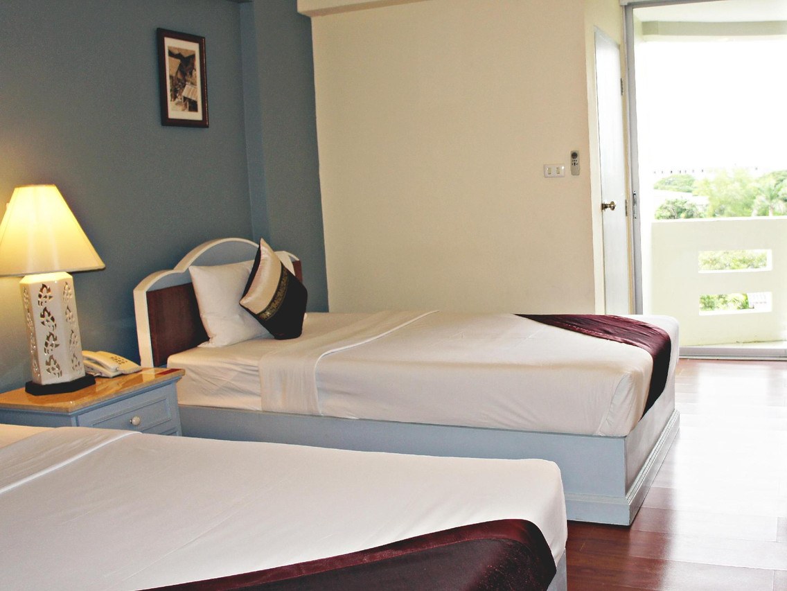 ห้องพักเตียงคู่ของ Lamphunwill Hotel มีระเบียงมองเห็นสวน