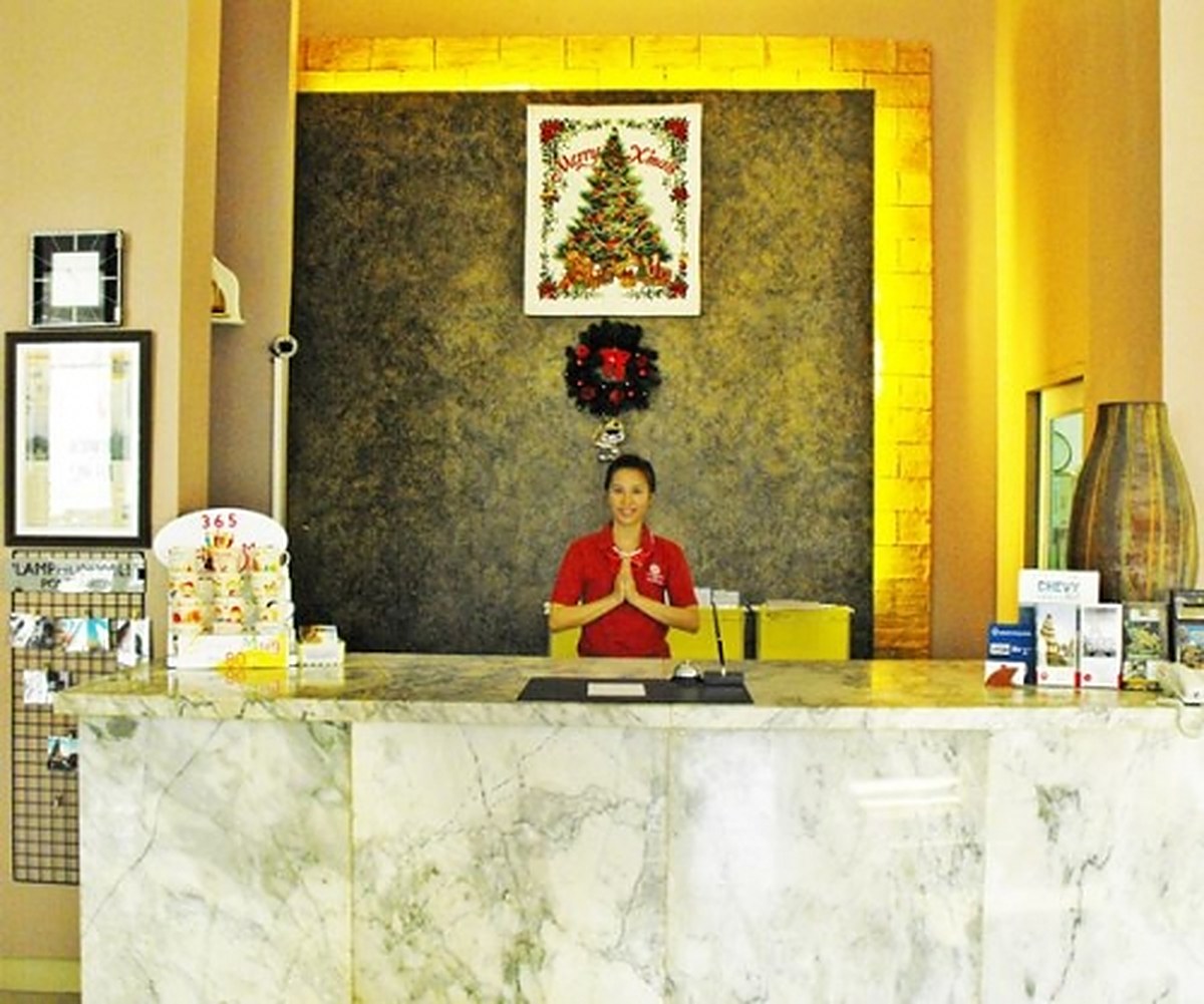 เคาน์เตอร์ต้อนรับหินอ่อนของ Lamphunwill Hotel กับพนักงาน
