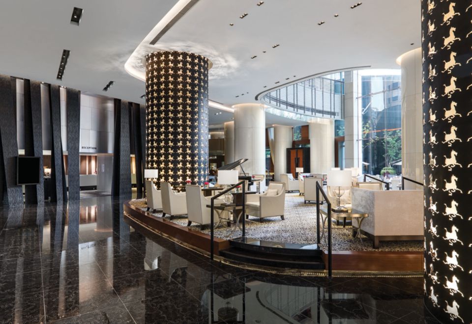 ห้อง Suite ของ The Langham Shanghai Xintiandi วิวมองลงมายังย่านซินเทียนตี้