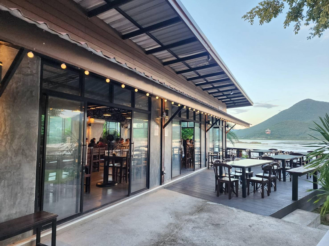 ร้านอาหารริมแม่น้ำโขงพร้อมระเบียงนั่งชมวิวภูเขาฝั่งลาว