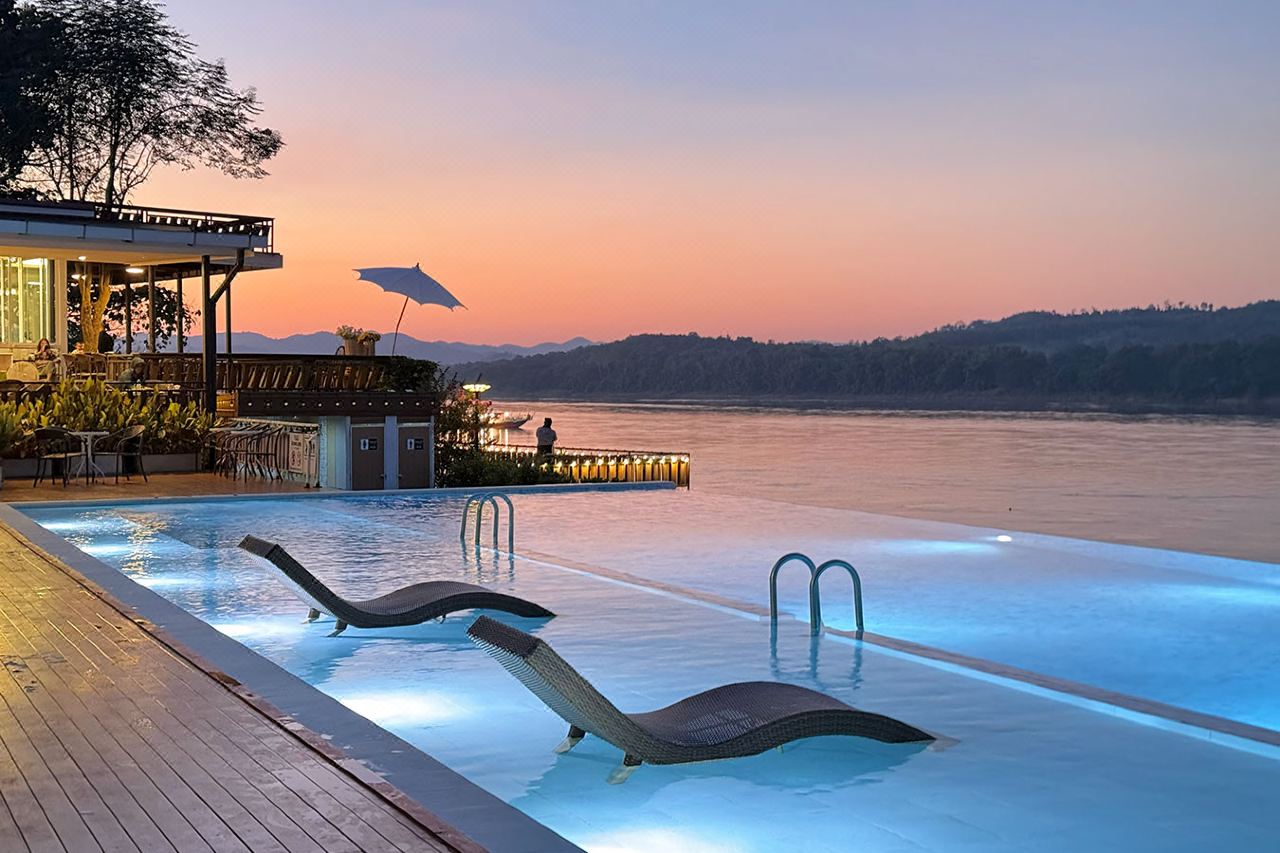 สระ infinity ยามพระอาทิตย์ตกริมแม่น้ำโขง Chiangkhan River Mountain Resort