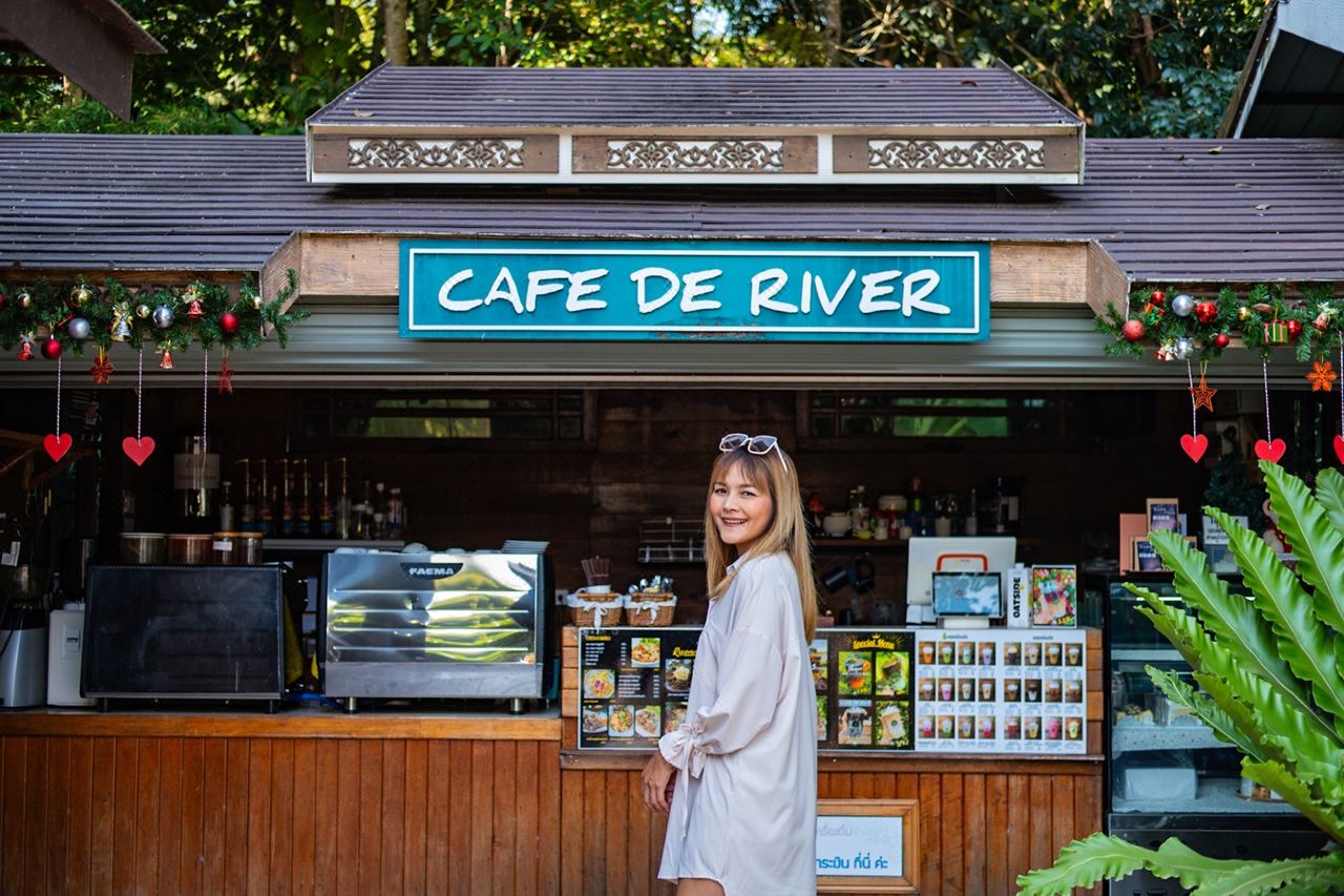 ร้าน Cafe de River ริมแม่น้ำของรีสอร์ท