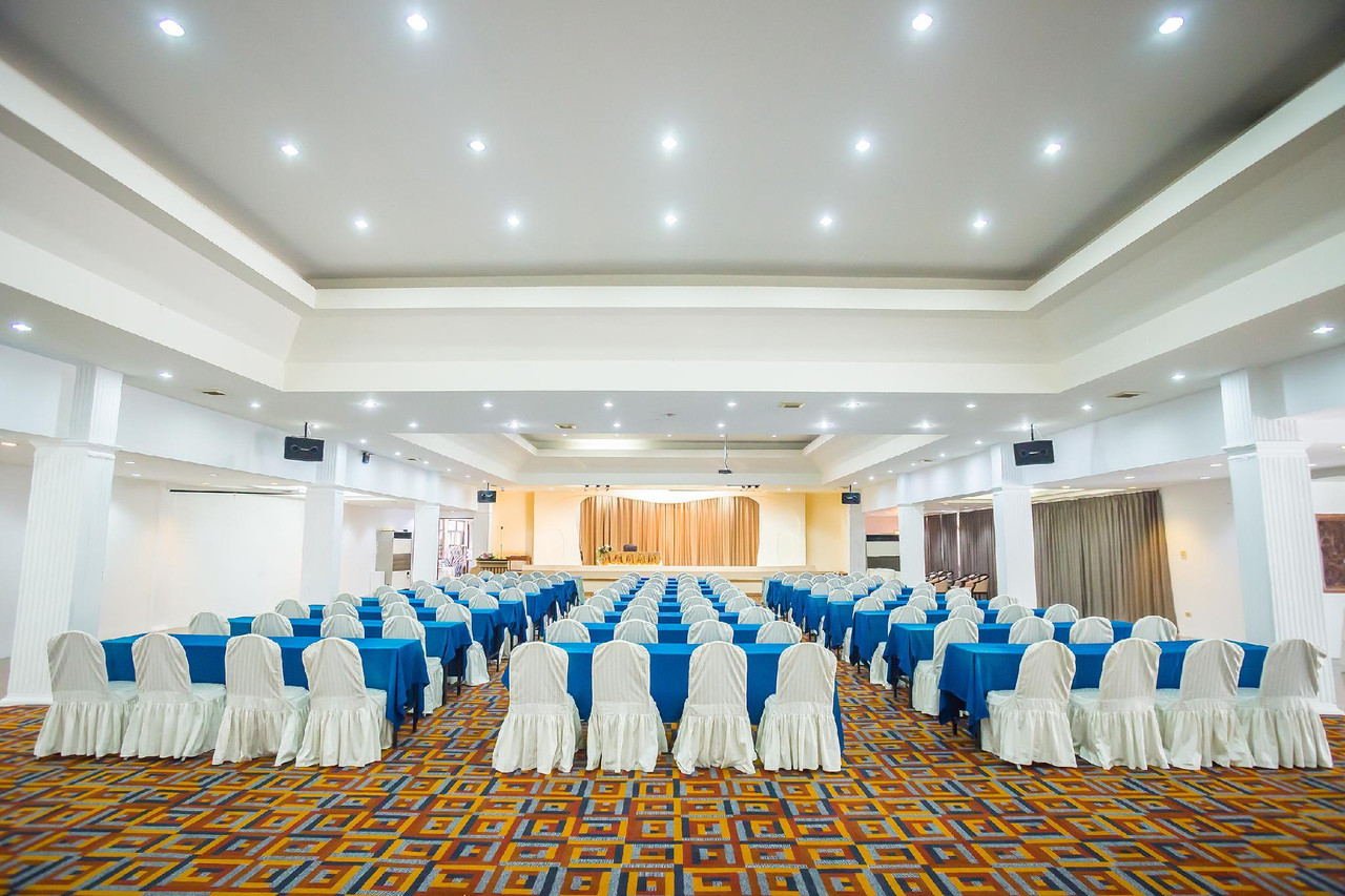 ห้องจัดเลี้ยงขนาดใหญ่จัดแบบประชุม โต๊ะคลุมผ้าน้ำเงิน Lopburi Inn Resort