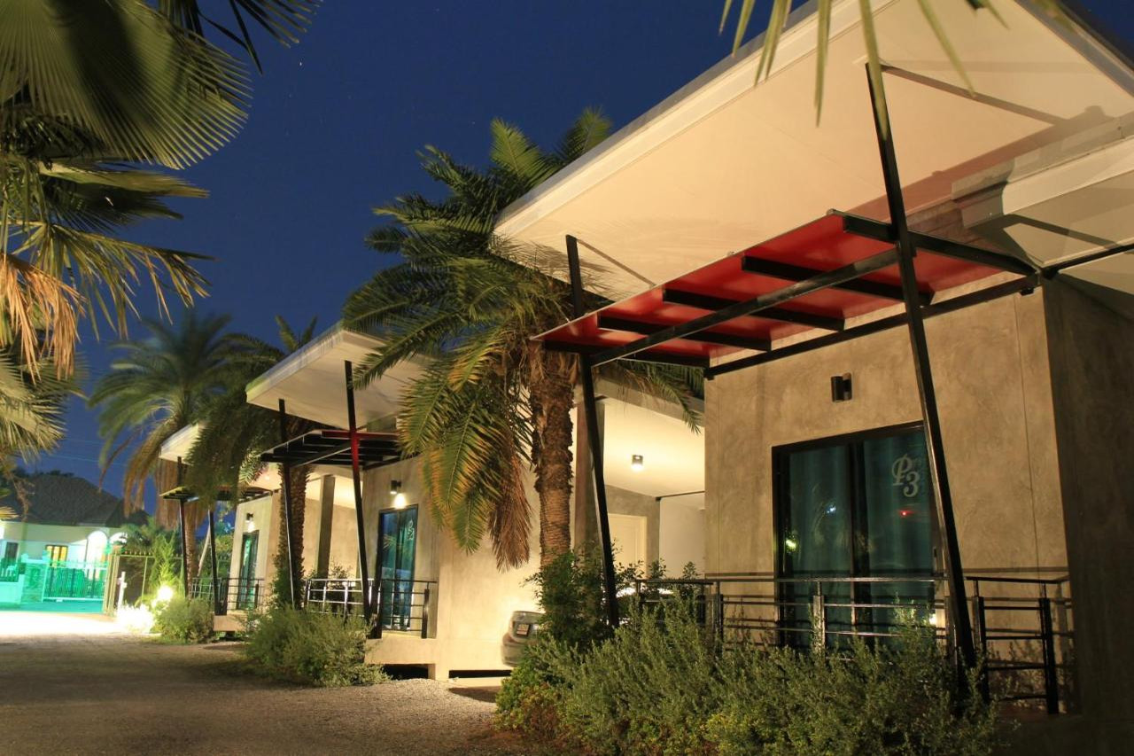 แถวบังกะโล Lopburi Palm Resort ยามค่ำกับต้นปาล์มสูง