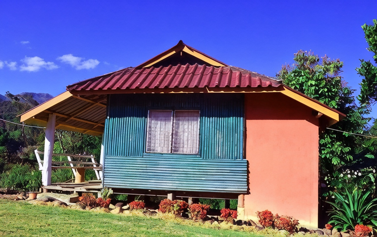 บังกะโลไม้ของ Mong Homestay Resort มีระเบียงหน้าบ้าน วิวภูเขา