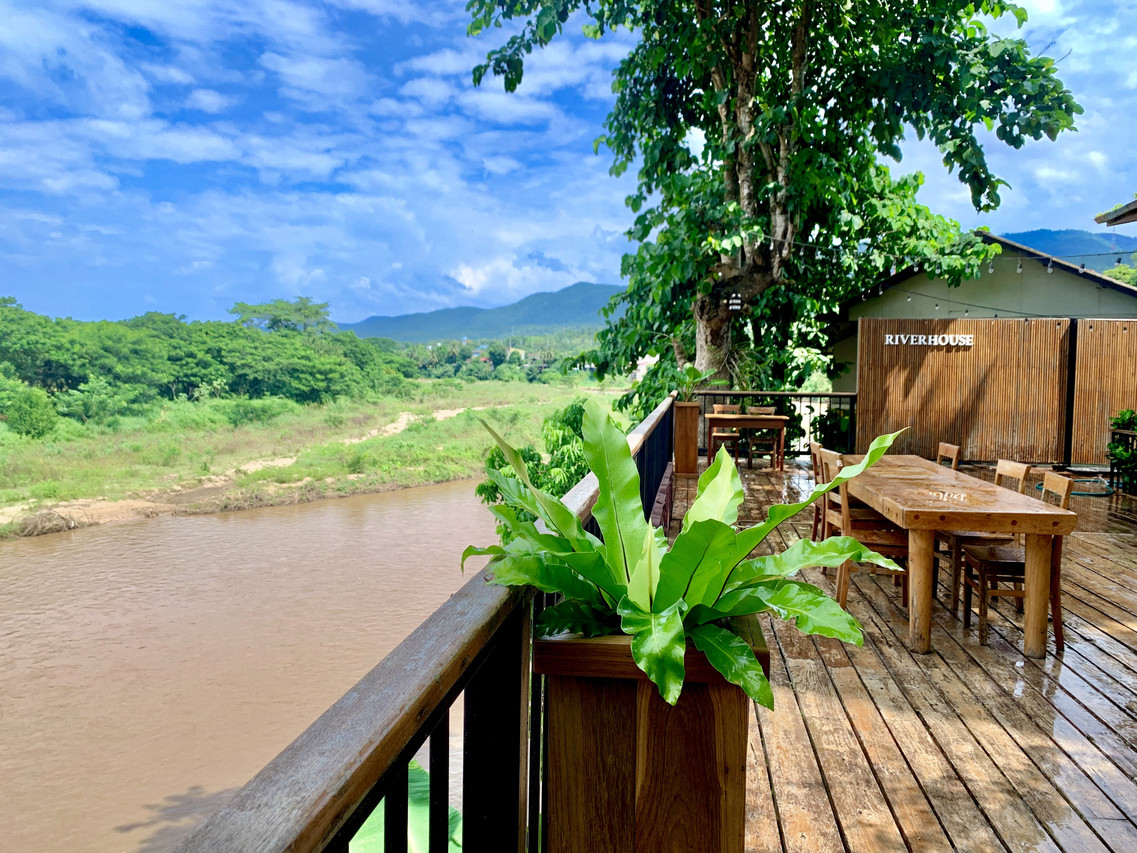 ระเบียงไม้สักริมแม่น้ำยวม โต๊ะอาหารและวิวภูเขา Riverhouse แม่สะเรียง