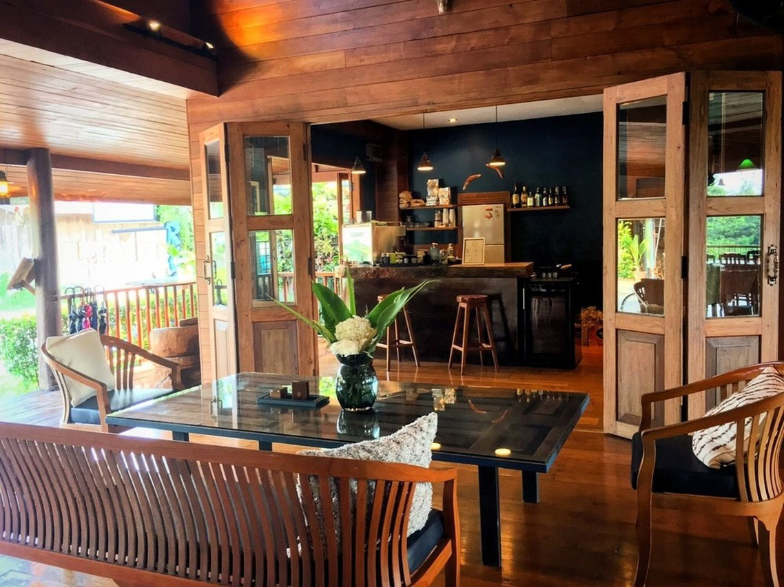 คาเฟ่และบาร์ไม้สัก เฟอร์นิเจอร์ทำมือ ภายในเรือน Riverhouse