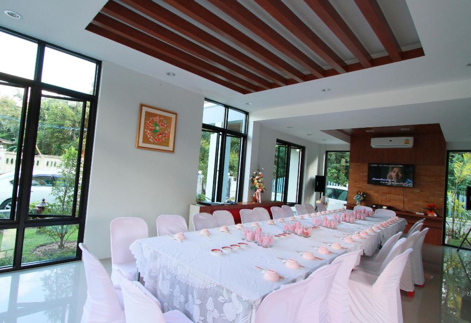 ห้องประชุม/จัดเลี้ยงพร้อมโต๊ะยาวคลุมผ้าขาว วิวสวนรอบโรงแรม