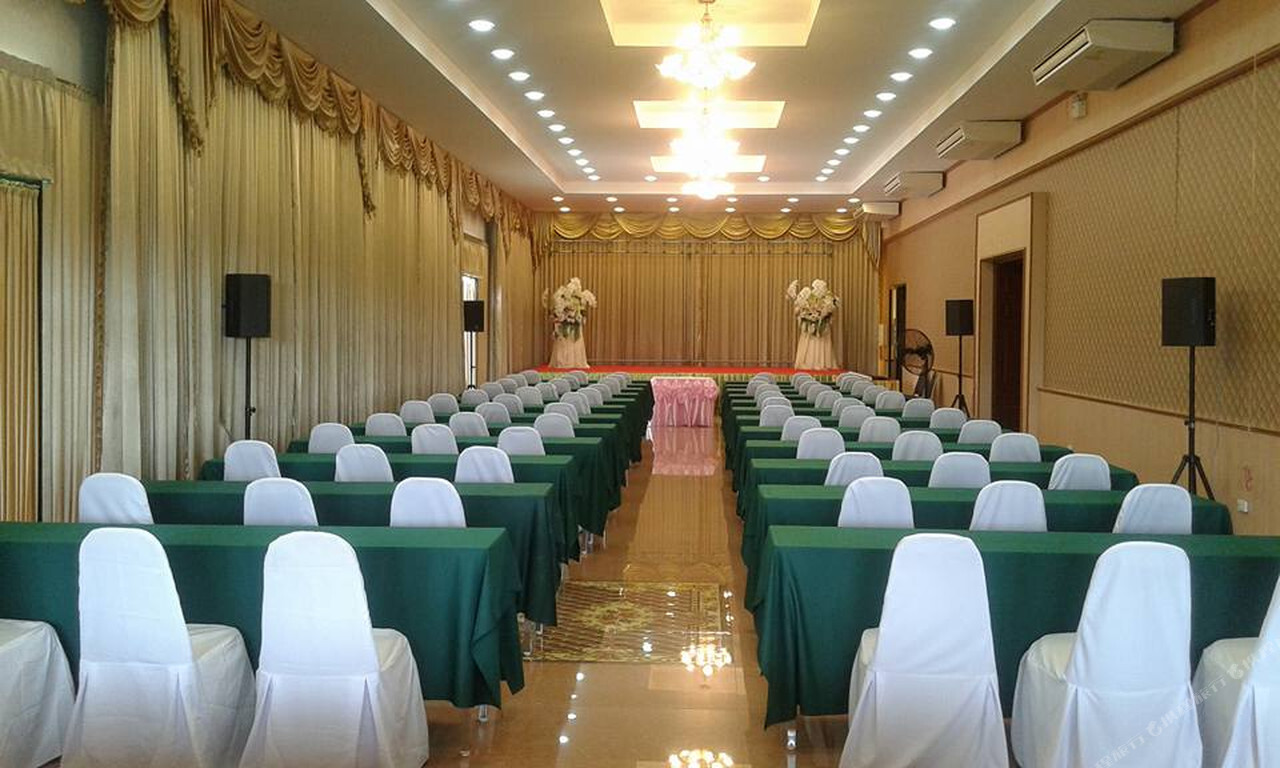ห้องจัดเลี้ยงใหญ่ ม่านทอง โต๊ะคลุมผ้า โคมระย้า