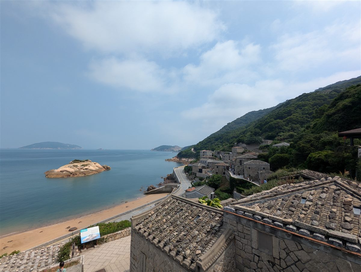 วิวหมู่เกาะมาจู่จากเกาะตงหยิน — ทะเลจีนตะวันออกสีเขียวมรกตล้อมรอบเกาะ