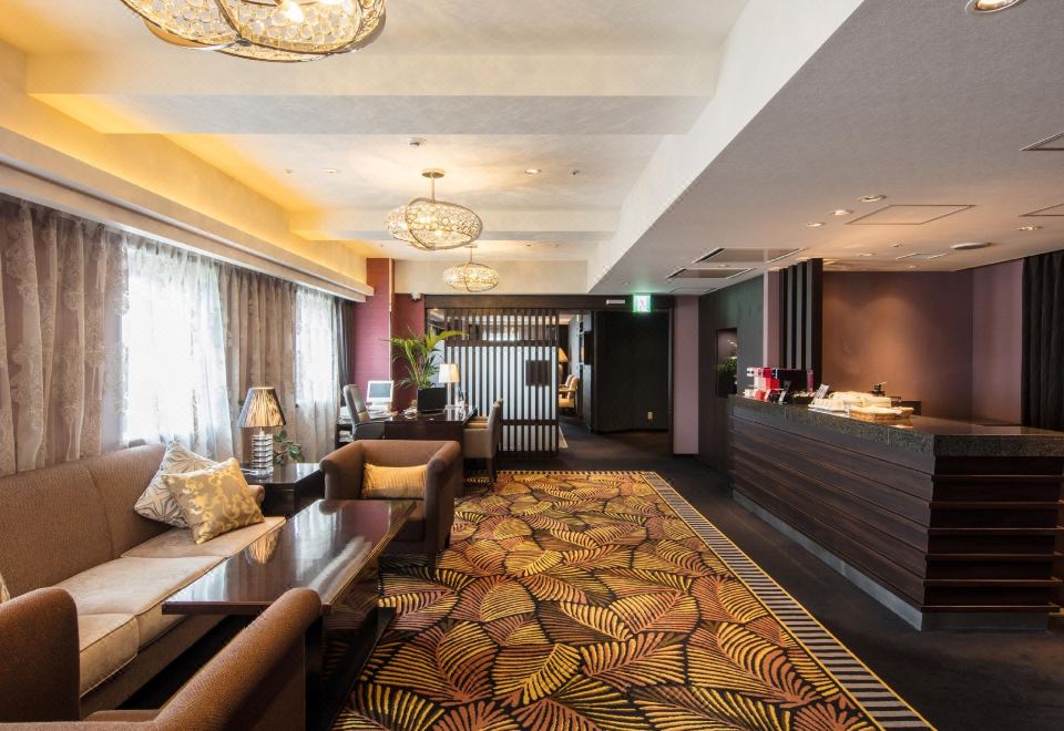 ล็อบบี้และเคาน์เตอร์ต้อนรับ Hotel Buena Vista Matsumoto ตกแต่งหรูหราอบอุ่น