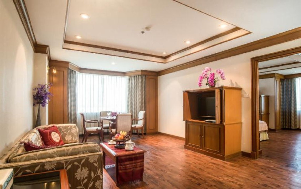 ห้องสวีท Mukdahan Grand Hotel มุมนั่งเล่นพื้นไม้และโต๊ะอาหาร