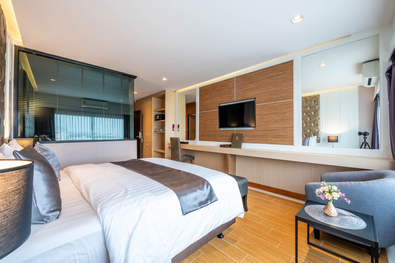 ห้องพัก Hotel Muq เตียงคิงไซส์ ผนังไม้ ทีวีจอแบน