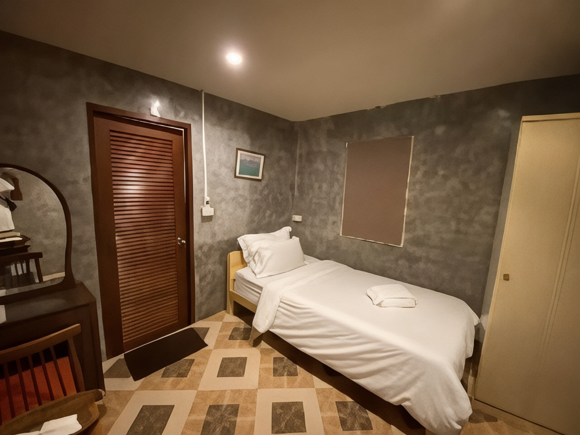 ห้องพักผนังปูนเปลือยสไตล์ Loft เตียงเดี่ยว ประตูไม้ พื้นกระเบื้องลาย