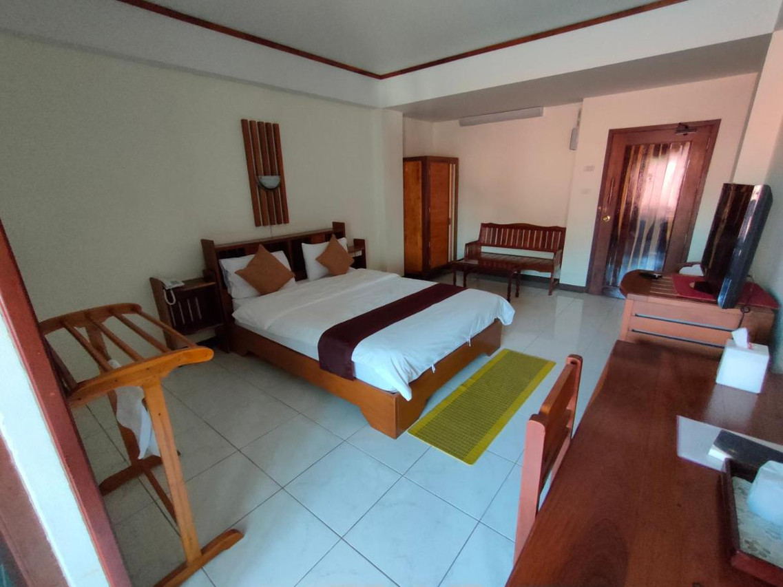 ห้องพักเตียงใหญ่ เฟอร์นิเจอร์ไม้ ที่ Riverfront Hotel Mukdahan