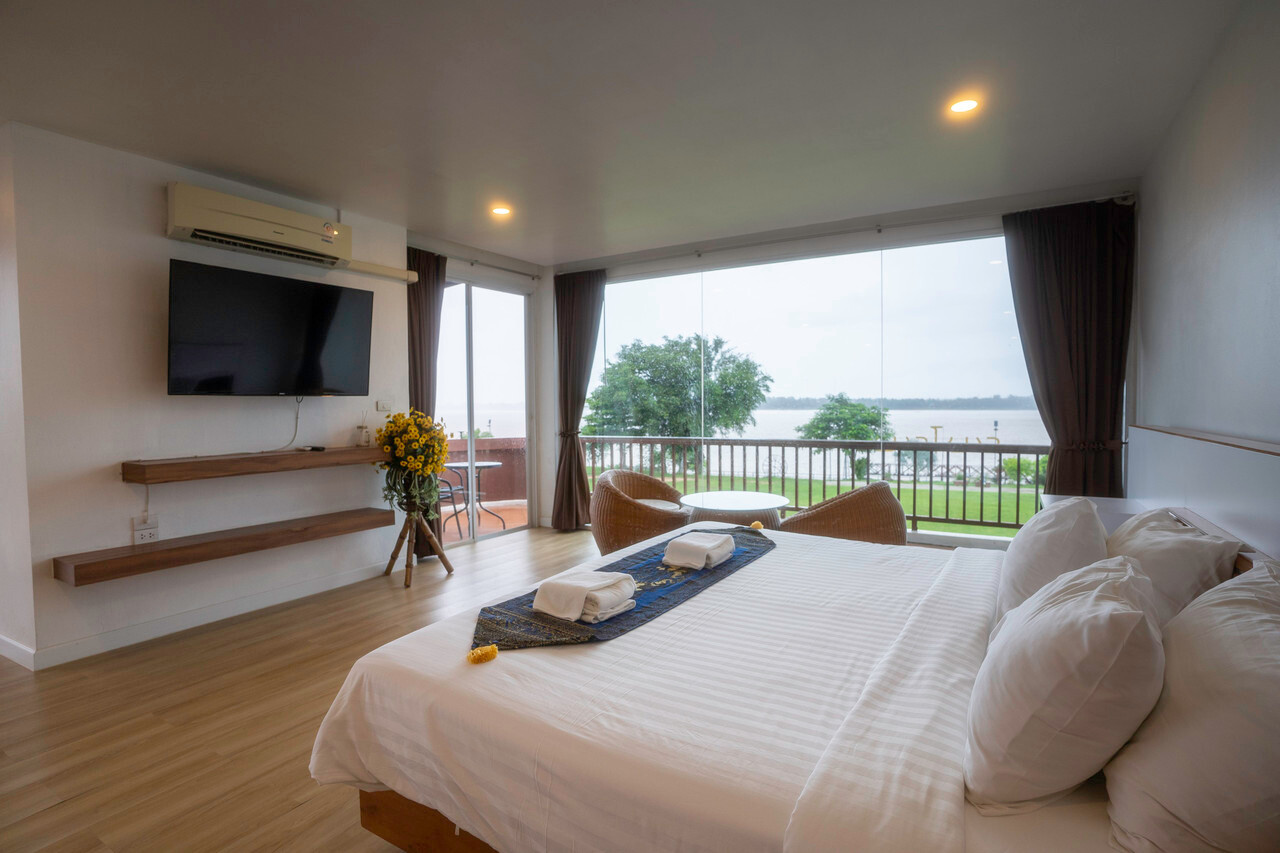 ห้องพัก ViengKhong Hotel เตียงใหญ่ กระจกบานใหญ่ บอลคอนีมองเห็นแม่น้ำโขง