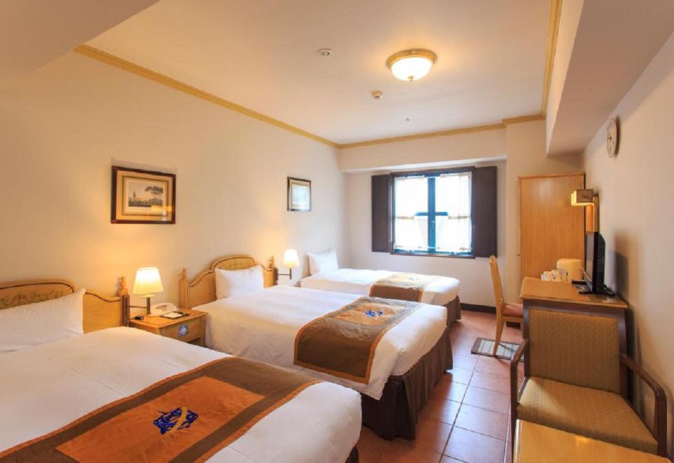 ห้องพักสไตล์ยุโรป Twin Room ของ Hotel Monterey Nagasaki ตกแต่งด้วยไม้โทนอบอุ่น