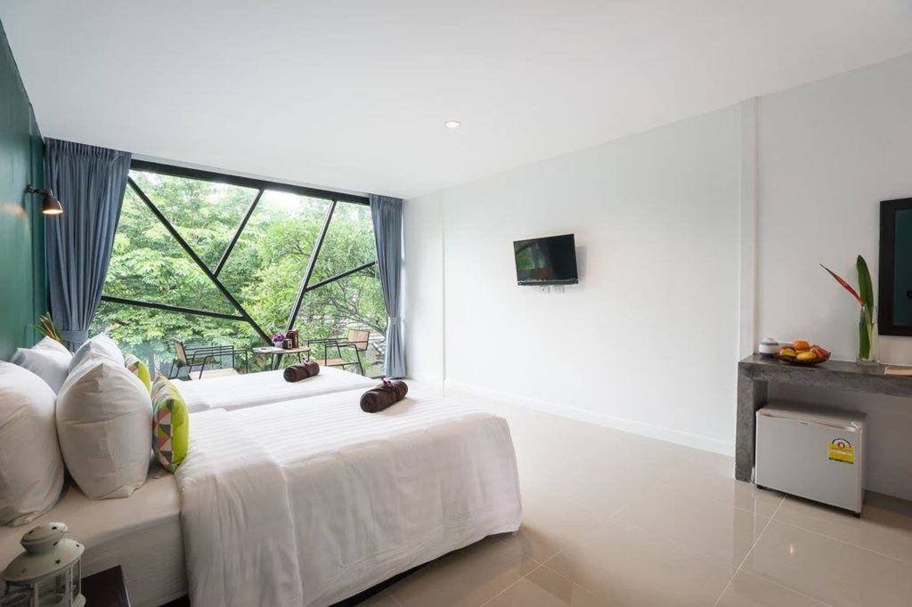 ห้อง Deluxe ผนังกระจกสามเหลี่ยมมองออกป่าเขียว The Forest Home Resort
