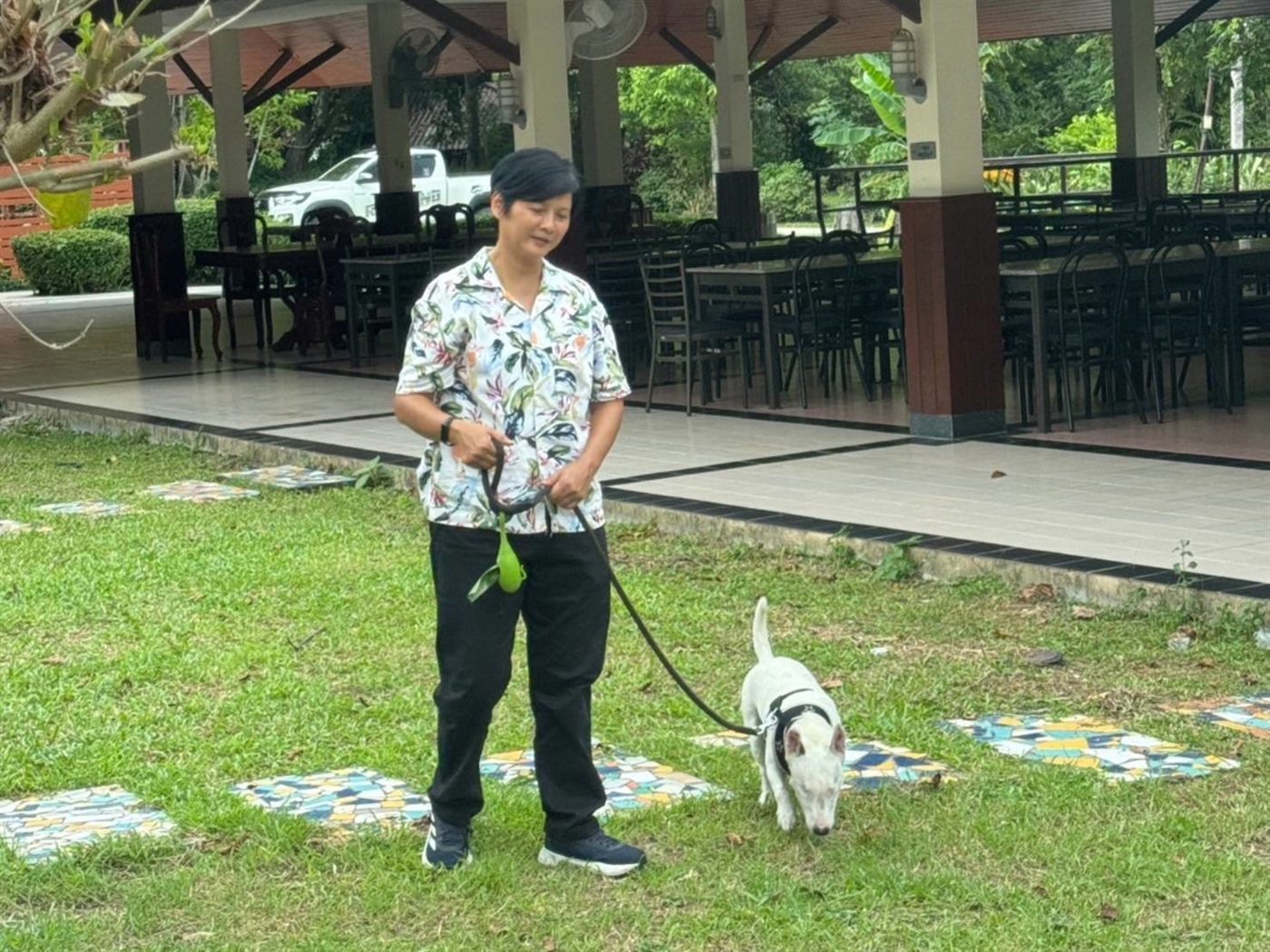 ศาลาร้านอาหารกลางแจ้งของรีสอร์ท เปิดโล่งรับลม พาสัตว์เลี้ยงเข้าได้