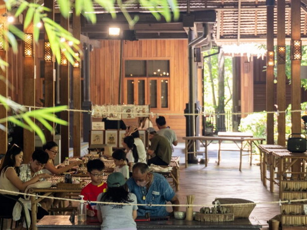 ลานกิจกรรมเรือนไม้แบบหมู่บ้านไทยที่ Sampran Riverside