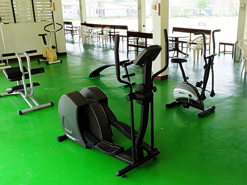 มุมฟิตเนสของ We Hotel Nakhonpathom มีลู่เดินและจักรยานออกกำลังกาย