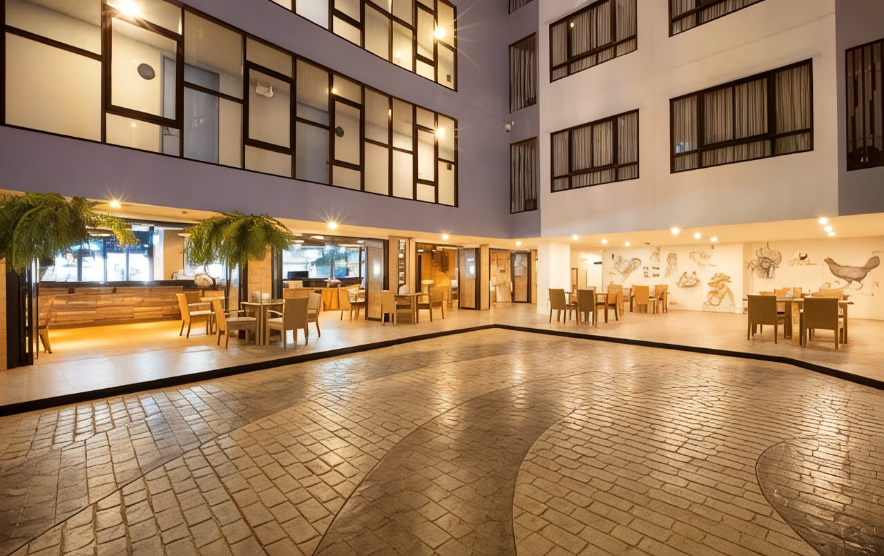 ลานกลางตึก Xen Hotel Nakhon Pathom พร้อมที่นั่งร้านอาหารและผนังภาพวาด